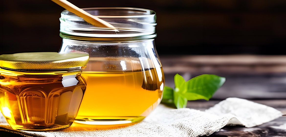 Zwei Glasgefäße mit Manuka-Honig auf einem Tisch